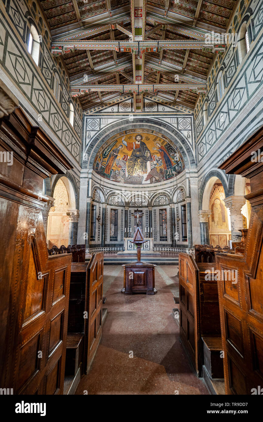 L'Italia, Firenze - 11 maggio 2019, altare chiesa di San Miniato al Monte con oro mosaico su sopra in Firenze, Toscana - Italia, raccolto verticale. Foto Stock