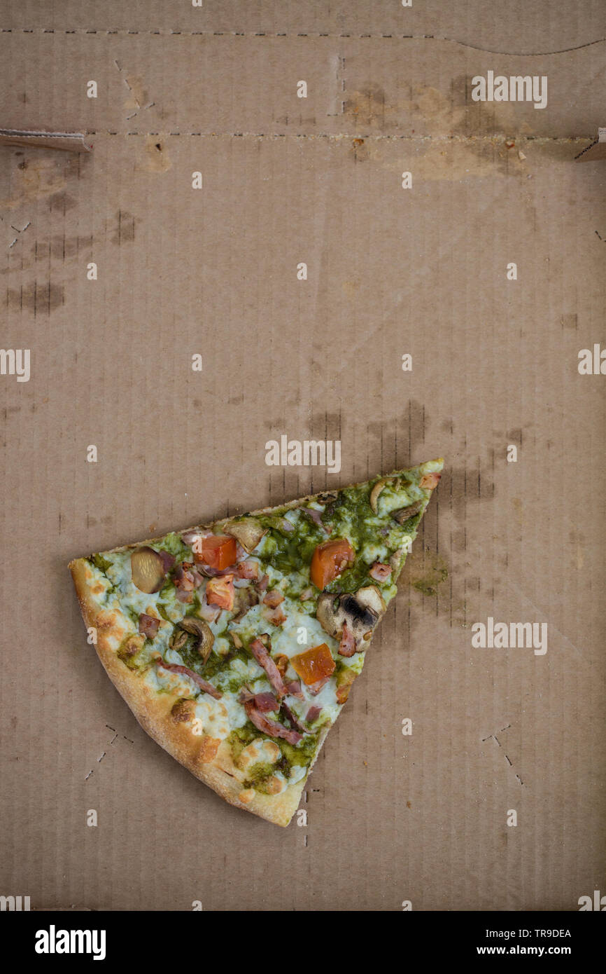 Ultimo un trancio di pizza in cartone Scatola pizza. La copertina del libro modello. Foto Stock
