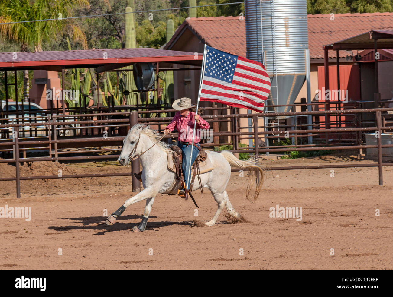 Rodeo settimanale a White Stallion Ranch, un dude ranch al di fuori di Tucson, AZ. Portando la bandiera americana, sempre l'inizio del rodeo. Foto Stock