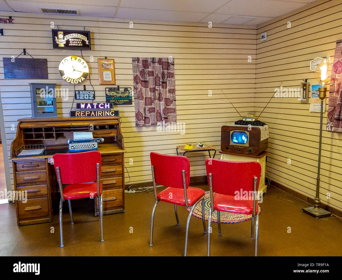 Incendiare il segno Art Museum di Tucson, AZ. Neat ripristinato le insegne al neon e un sacco di stile art deco memorabilia. Questo è il loro fine '40s' angolo con una vecchia tv sh Foto Stock