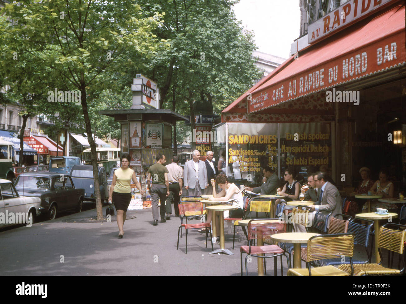 Parigi, Francia - Circa 1967: una Street View di Parigi che mostra l'Au Rapide Du Nord cura, scandite da un vecchio Kodachrome diapositiva. Foto Stock