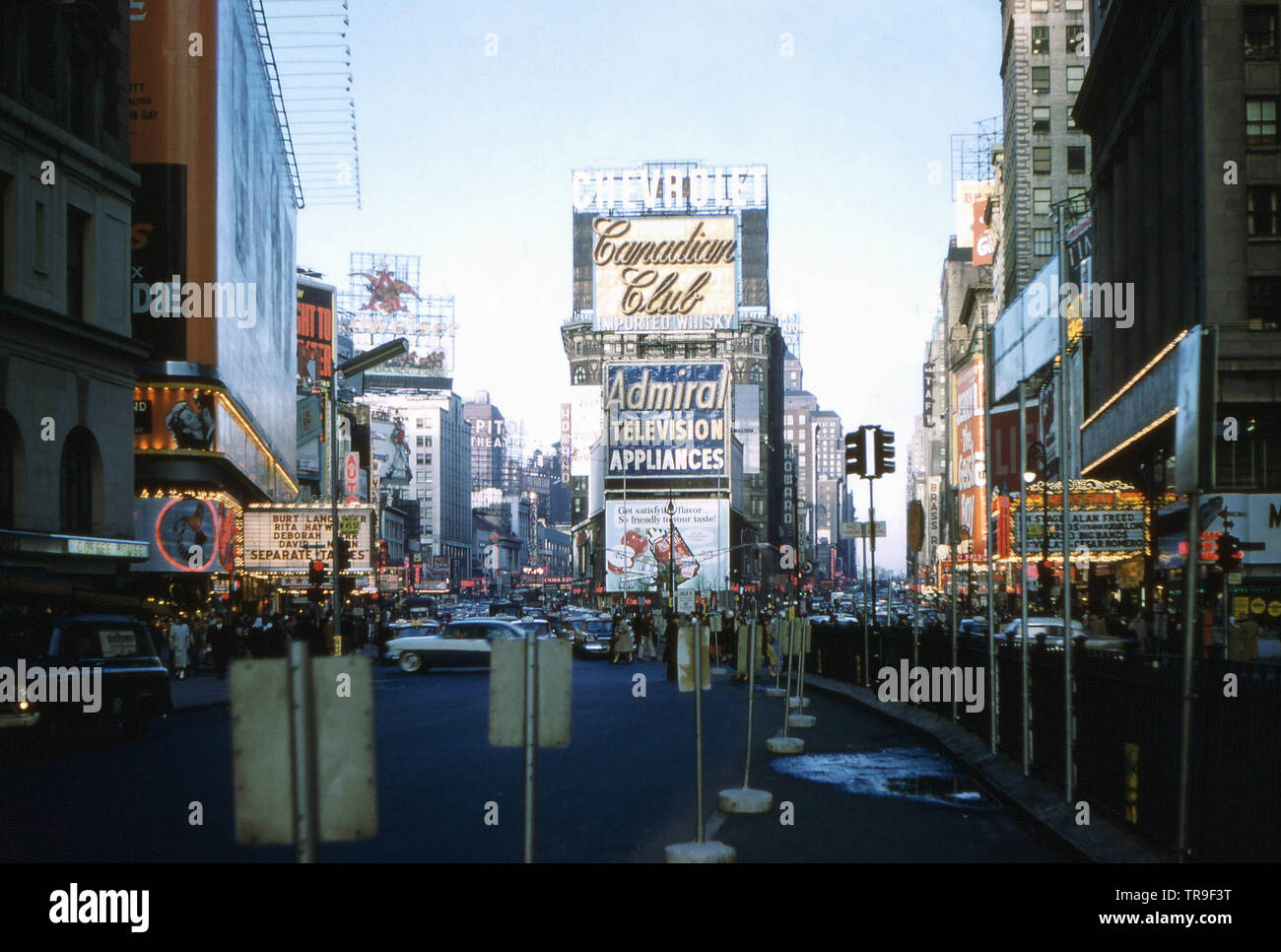 NEW YORK NEW YORK - Circa 1959: Times Square come appariva intorno a gennaio, 1959, scandite da un vecchio Kodachrome diapositiva. Foto Stock