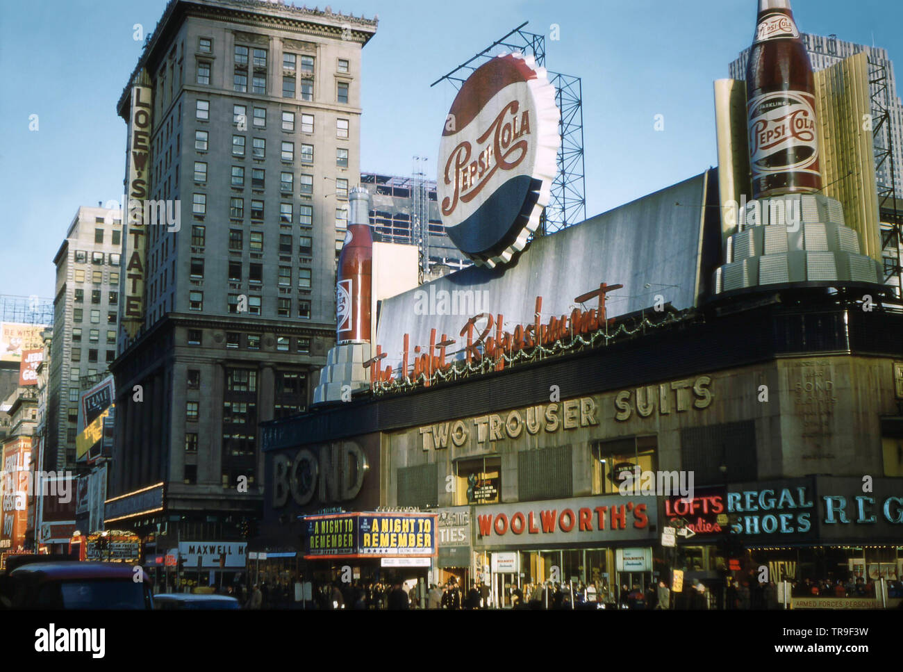 NEW YORK NEW YORK - Circa 1959: Times Square come appariva intorno a gennaio, 1959, scandite da un vecchio Kodachrome diapositiva. Foto Stock