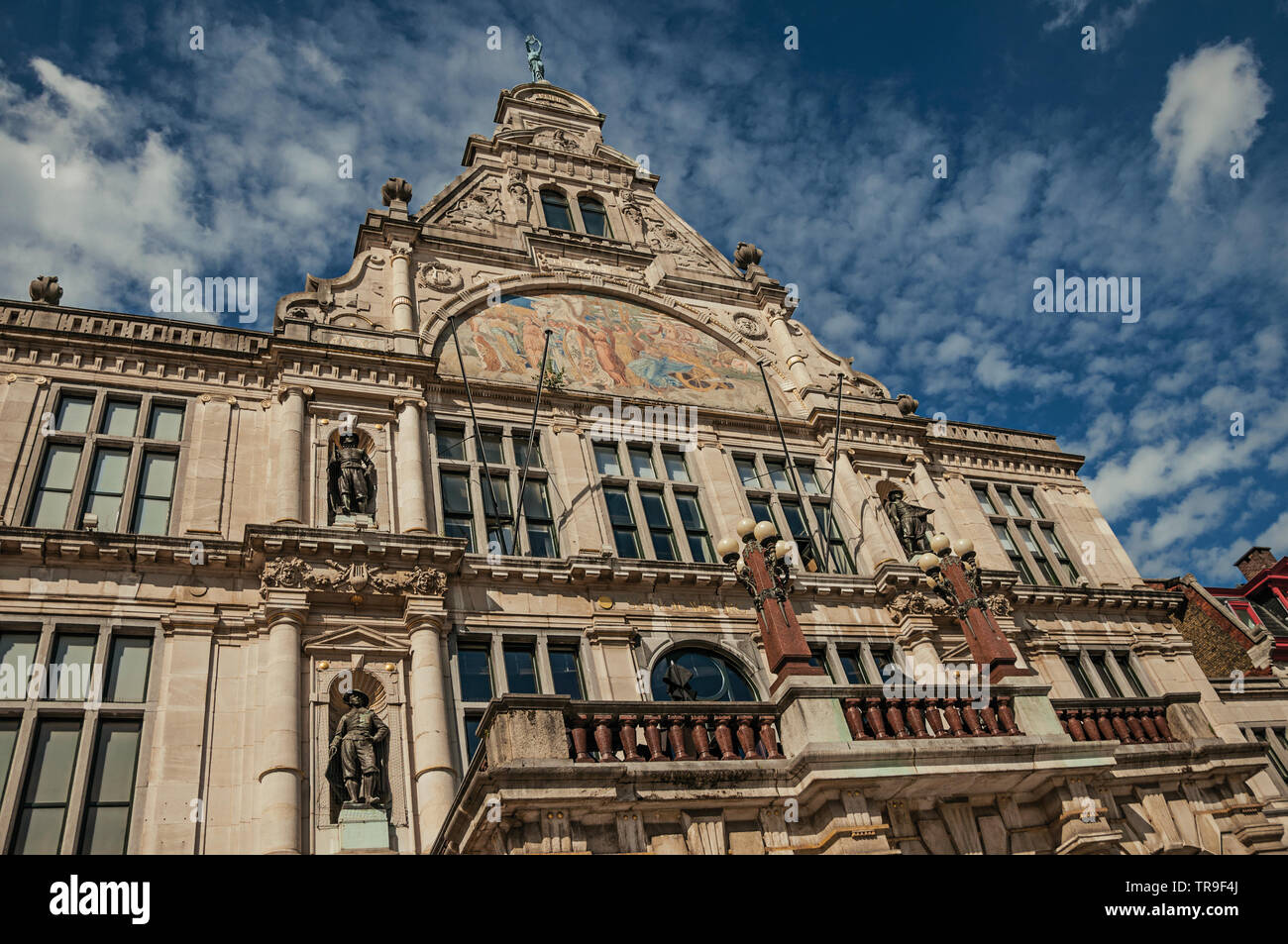 Il vecchio edificio classico con statue e cielo blu nel centro città di Gand. Città con una intensa vita culturale e di edifici gotici in Belgio. Foto Stock