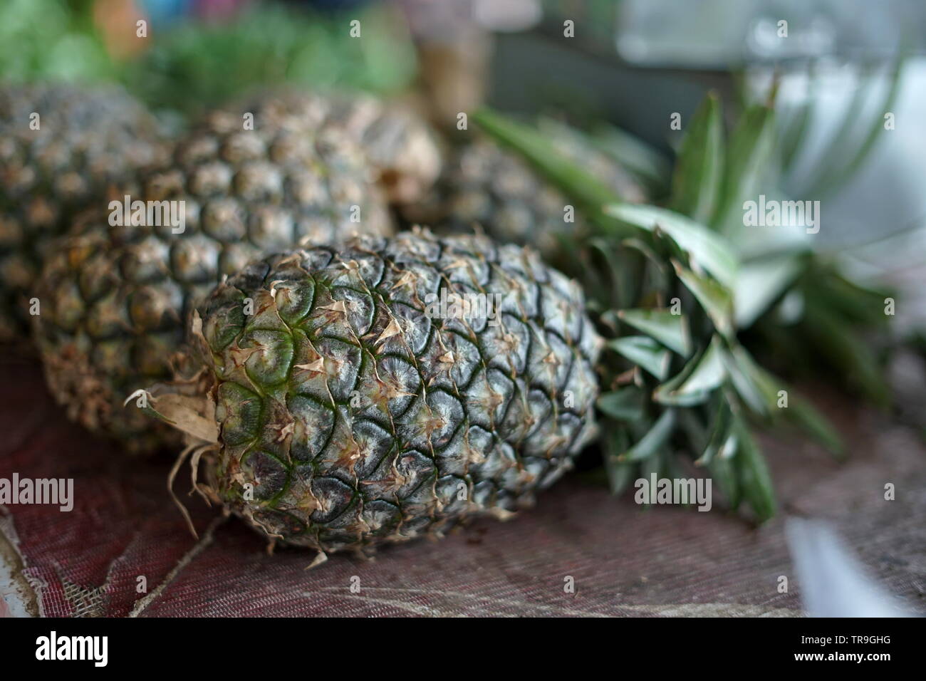 Mazzetto di ananas o Nanas al tradizionale mercato di frutta Foto Stock