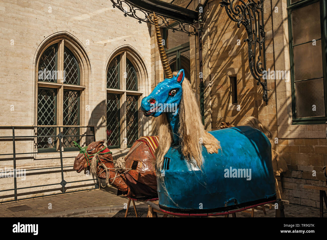 Strano e un po' di paura e di unicorn cammello figure colorate, utilizzato in festa a Bruxelles. Vibrante e accogliente città e capitale del Belgio. Foto Stock