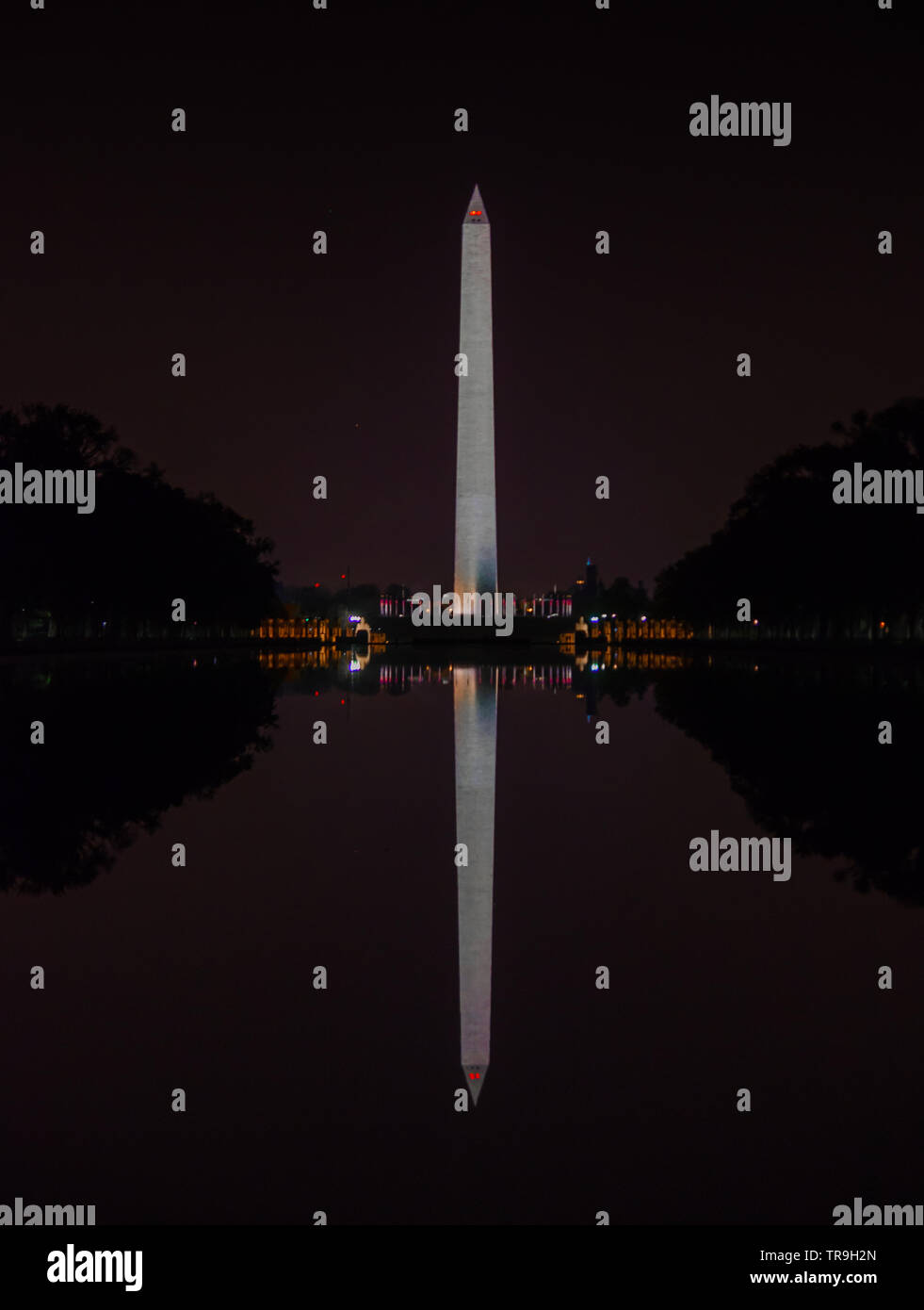 Il Monumento a Washington dalla riflessione di stagno riflettente in Washington DC, Stati Uniti d'America di notte. Foto Stock