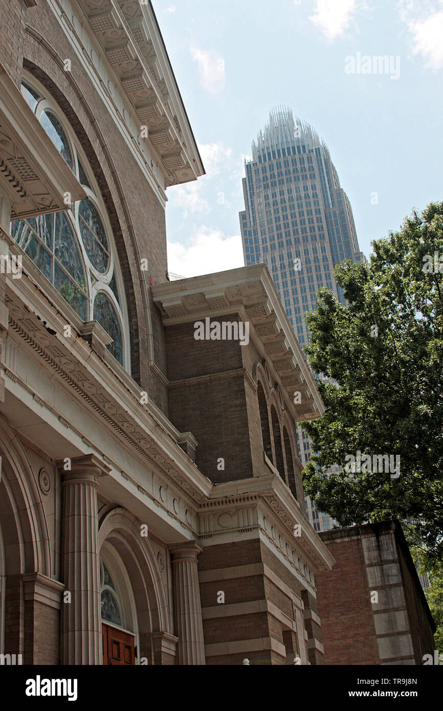 Architettura vecchia e nuova a Charlotte, North Carolina, USA. Il McGlohon Theatre in primo piano e il Bank of America Corporate Center sul retro. Foto Stock