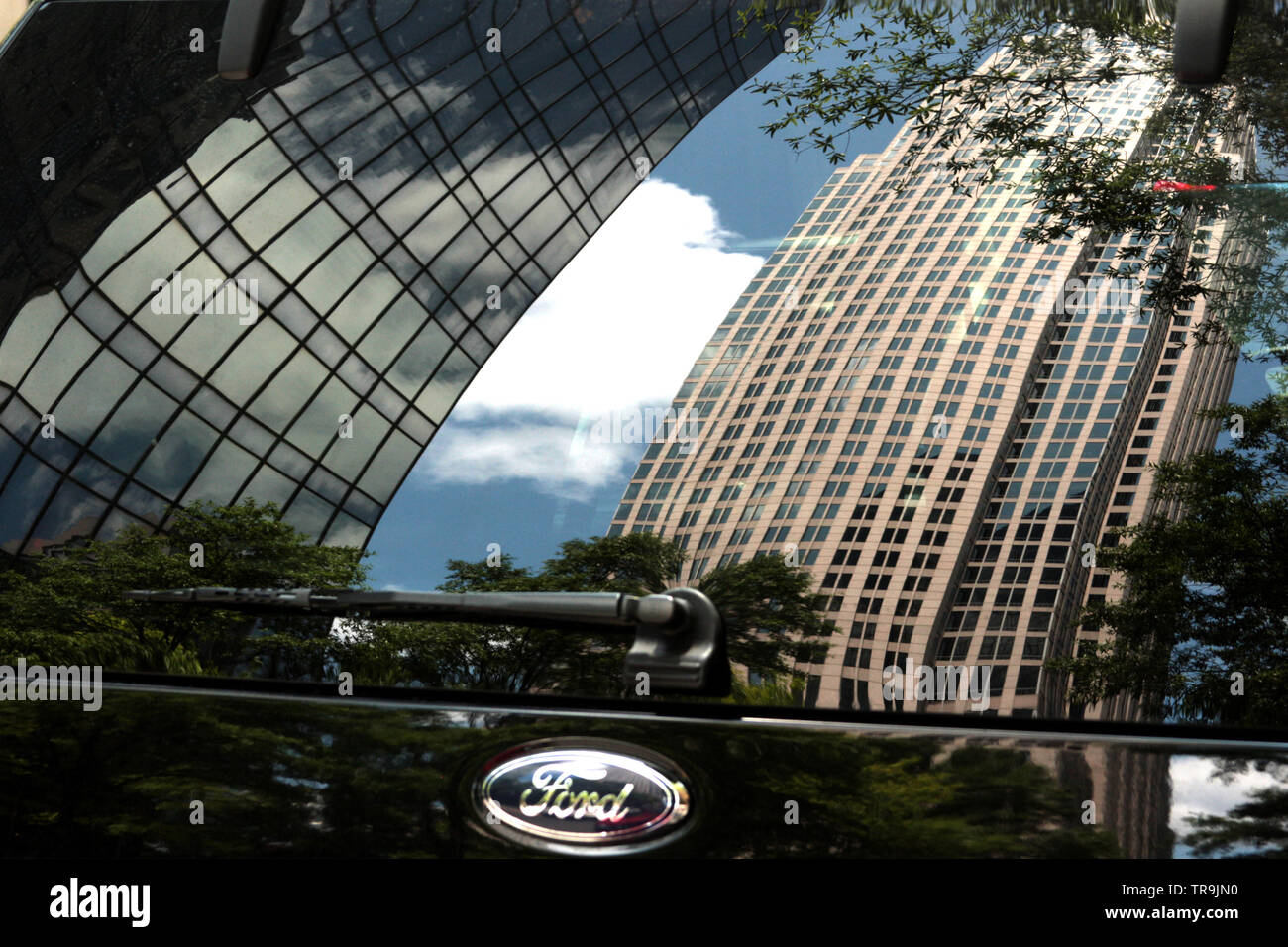 Charlotte, NC, Stati Uniti d'America. Grattacieli di Independence Plaza riflessa nella finestra di un veicolo Ford. Foto Stock