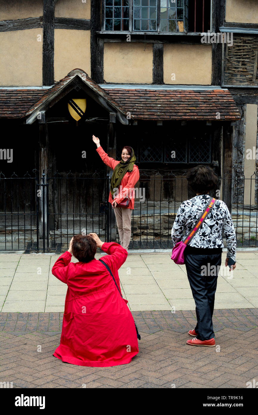 Un turista d'oltremare fotografata al di fuori di William al luogo di nascita di Shakespeare, Stratford-upon-Avon, Regno Unito Foto Stock