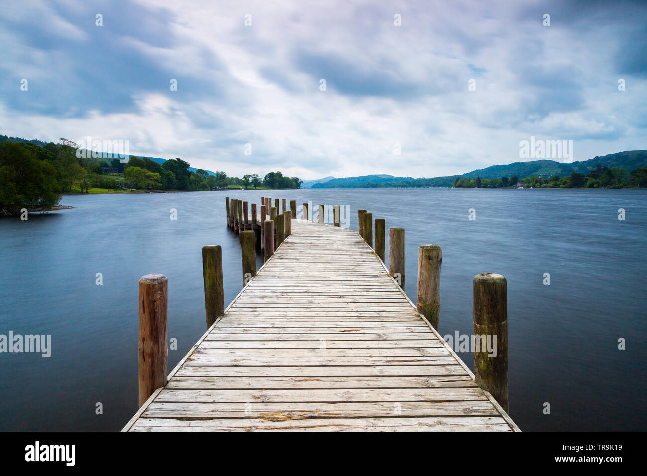 Una lunga esposizione di un pontile che la creazione di un buon effetto dell'acqua Foto Stock