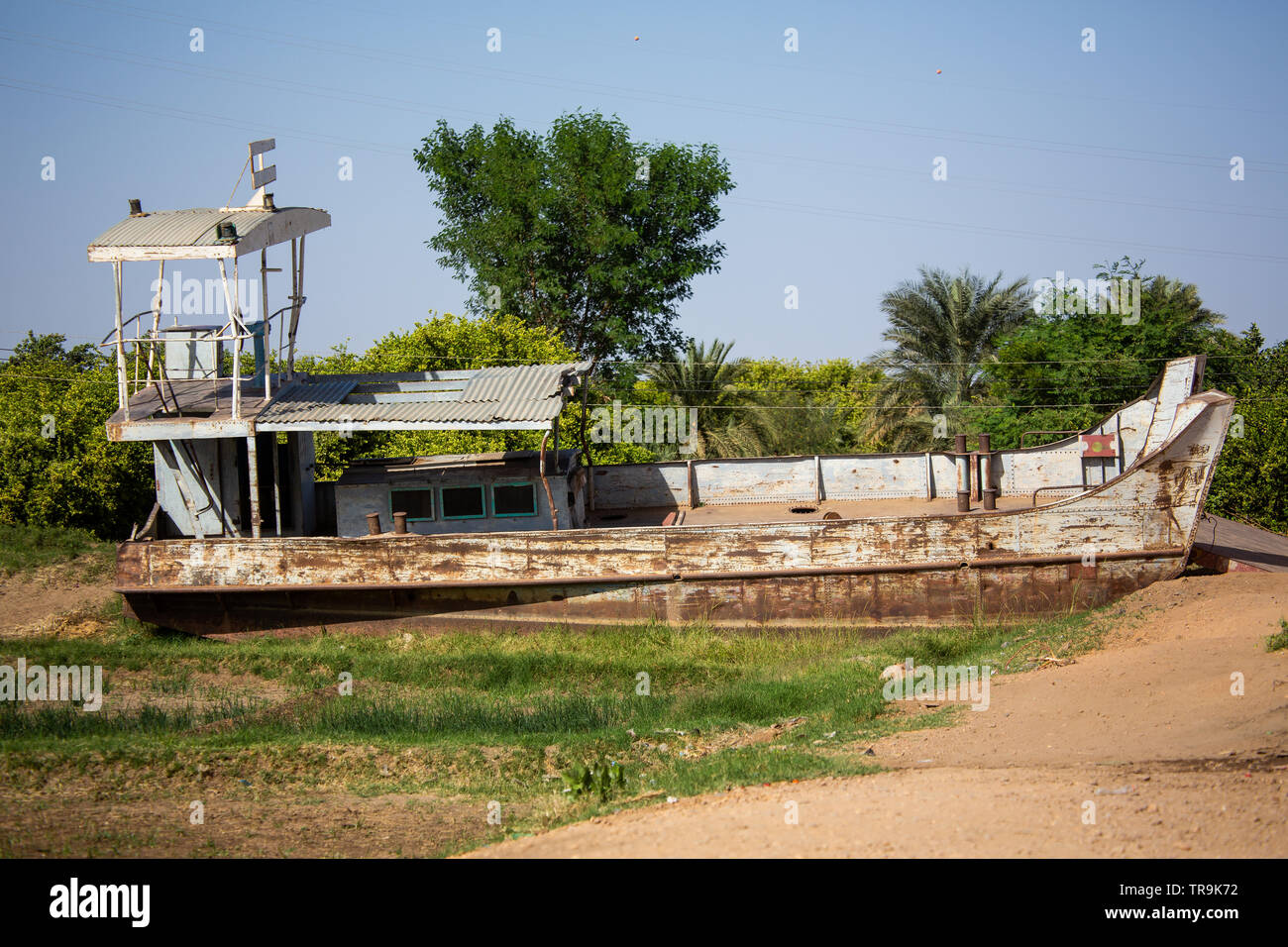 Un fiume crociera sul Nilo barca è rimasto abbandonato in un campo vicino alle rive del fiume in Dongola la capitale dello stato settentrionale del Sudan Foto Stock