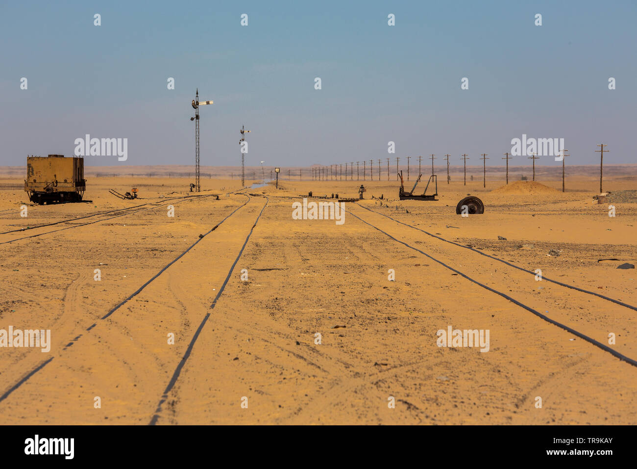 Binari scompaiono nel deserto alla stazione numero sei nel deserto nubiano sul Sudan railway costruito da esercito britannico sotto Kitchener Foto Stock