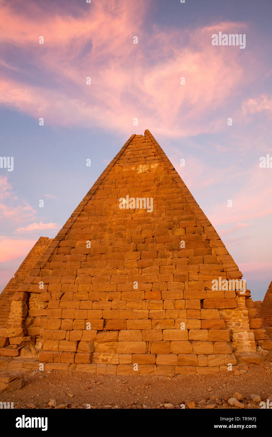 Meroitic piramide nel tipico stile Nubiano a Gebel Barkal nella città di Karima, Sudan. Formazioni di nubi sopra la piramide si presenta come il fuoco Foto Stock