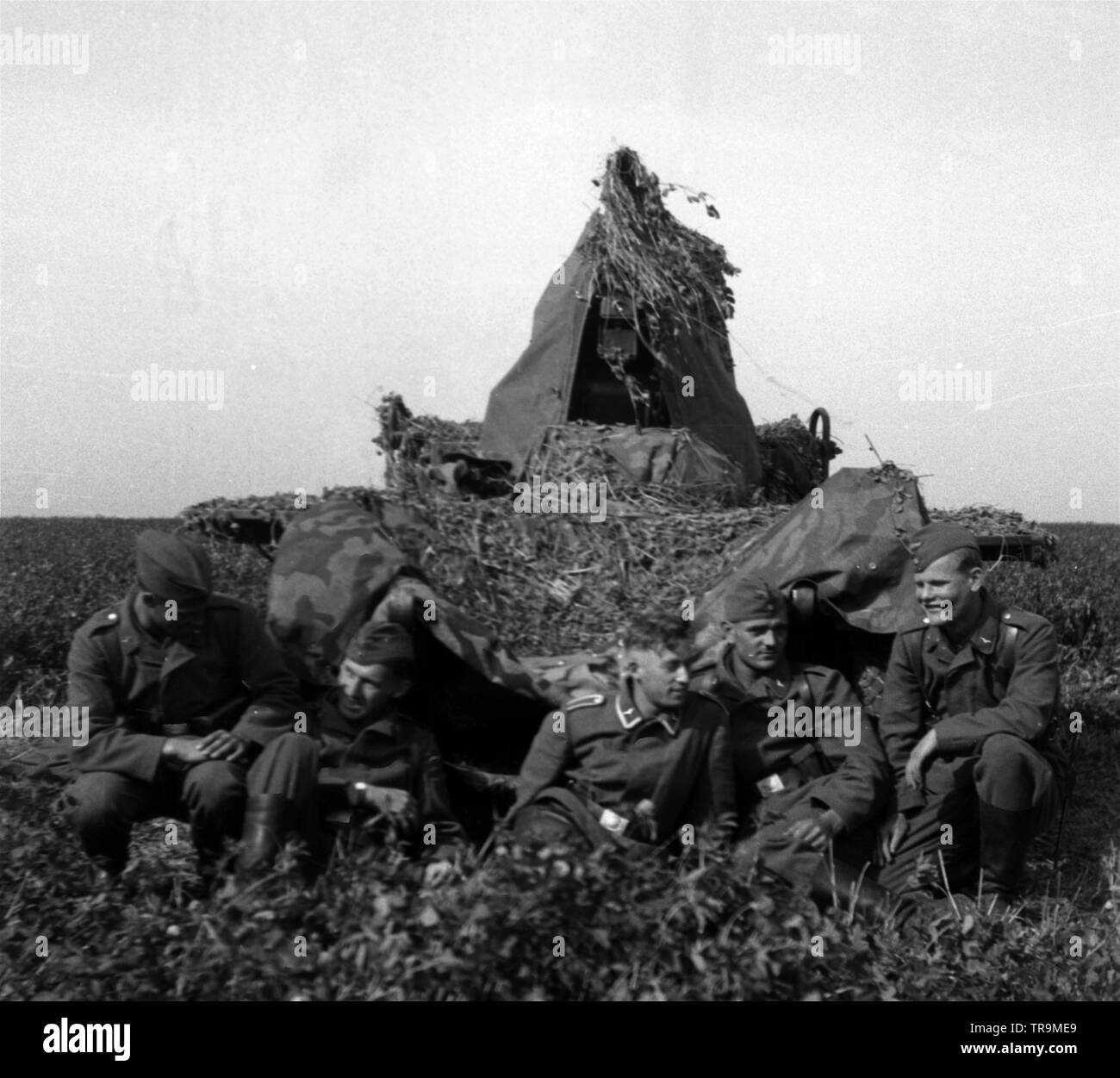 Wehrmacht Heer / Luftwaffe DEMAG Sd.Kfz 10/4 Halbkettenfahrzeug / Zugkraftwagen 1t mit FLAK 30 2 cm / 20 mm (Rheinmetall) - Esercito Tedesco / Tedesco Air Force mezza via con anti aerei pistola Flak 30 2cm / 20mm Foto Stock