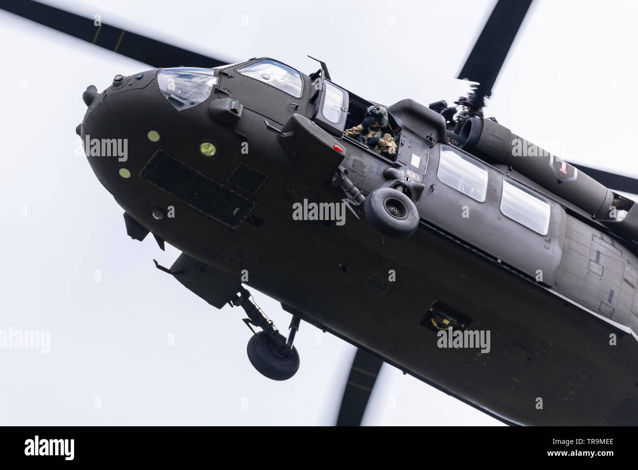 Sikorsky UH-60 Black Hawk elicottero trasporto battenti come parte del supporto per il presidente statunitense Donald Trump Visita di Stato nel Regno Unito. Crewman osservando Foto Stock