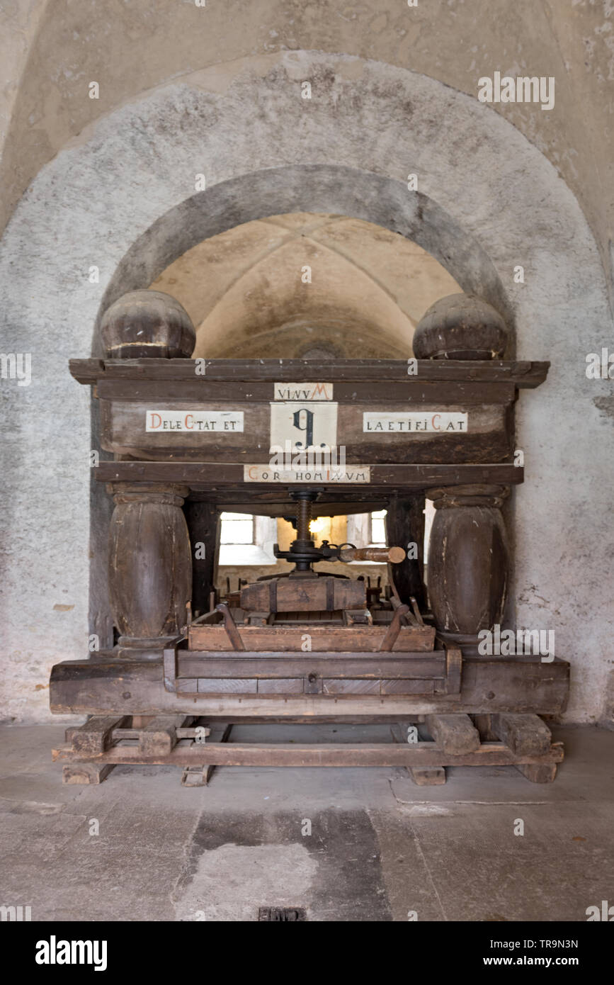 Il vecchio vitigno premere nel monastero eberbach offrono nei pressi di eltville in Germania Foto Stock