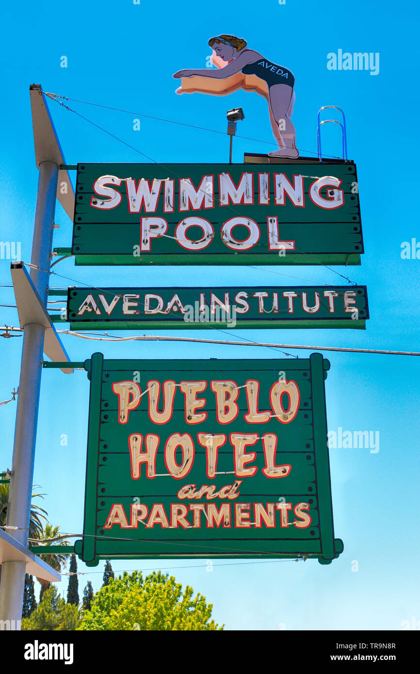 Piscina, Istituto Aveda e Pueblow Hotel e Appartamenti tettuccio di insegne  al neon sulla 6th Street in Tucson AZ Foto stock - Alamy