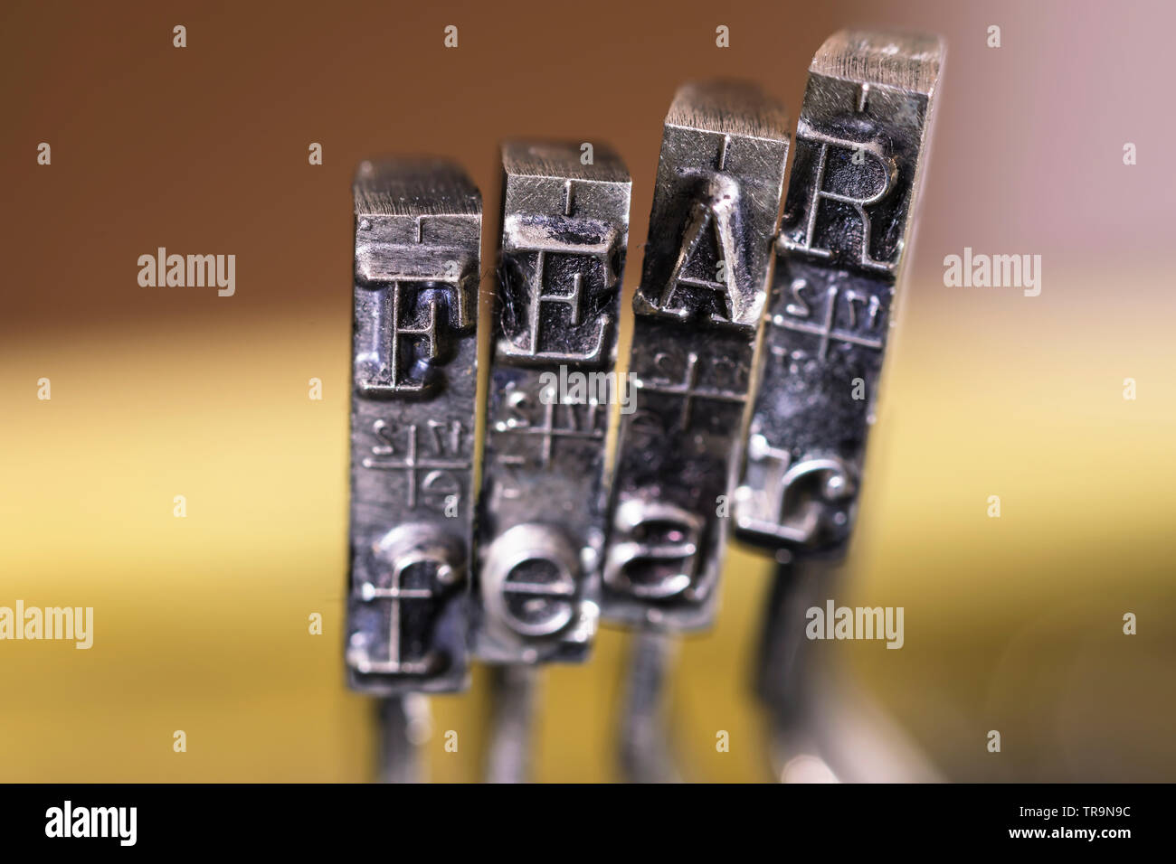 Macrofotografia di nastri inchiostratori per macchine da scrivere martelli con la paura di word. Foto Stock