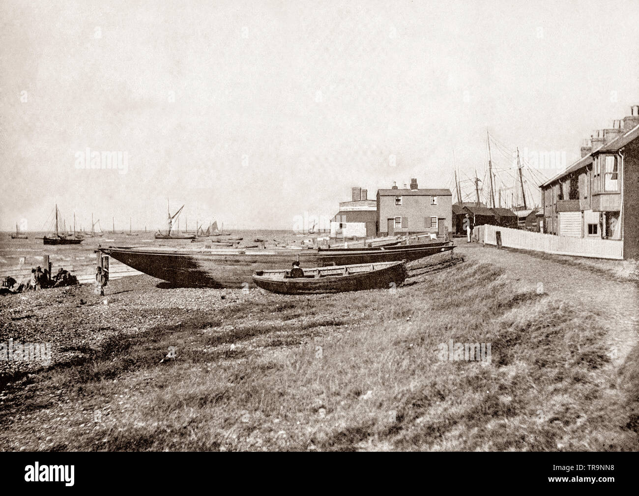 Un xix secolo vista delle barche a vela sul lungomare a Whitstable, una cittadina balneare sulla costa nord del Kent nel sud-est dell'Inghilterra e famoso per la sua 'Native ostriche' che sono stati raccolti da letti oltre la bassa marea sin dai tempi dei romani. Nel 1830, uno dei primi passeggeri servizi ferroviari è stato aperto da Canterbury e Whitstable azienda ferroviaria. Nel 1832, la società ha costruito un porto e ha esteso la linea per la gestione del carbone e di altri carichi alla rinfusa per la città di Canterbury. Foto Stock