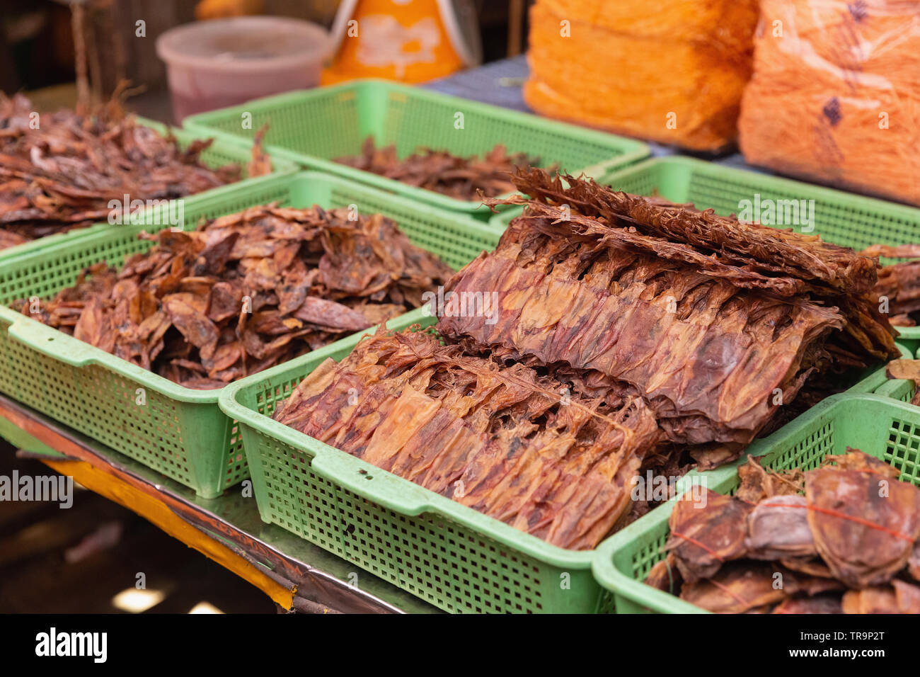 Pesci secchi in vendita presso la Maeklong mercato ferroviario, Bangkok, Thailandia Foto Stock