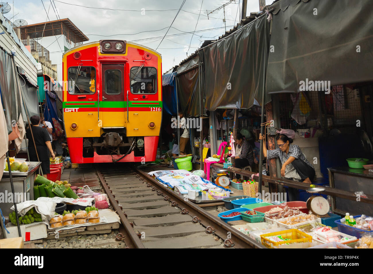 Viaggio in treno attraverso Maeklong mercato ferroviario, Bangkok, Thailandia Foto Stock