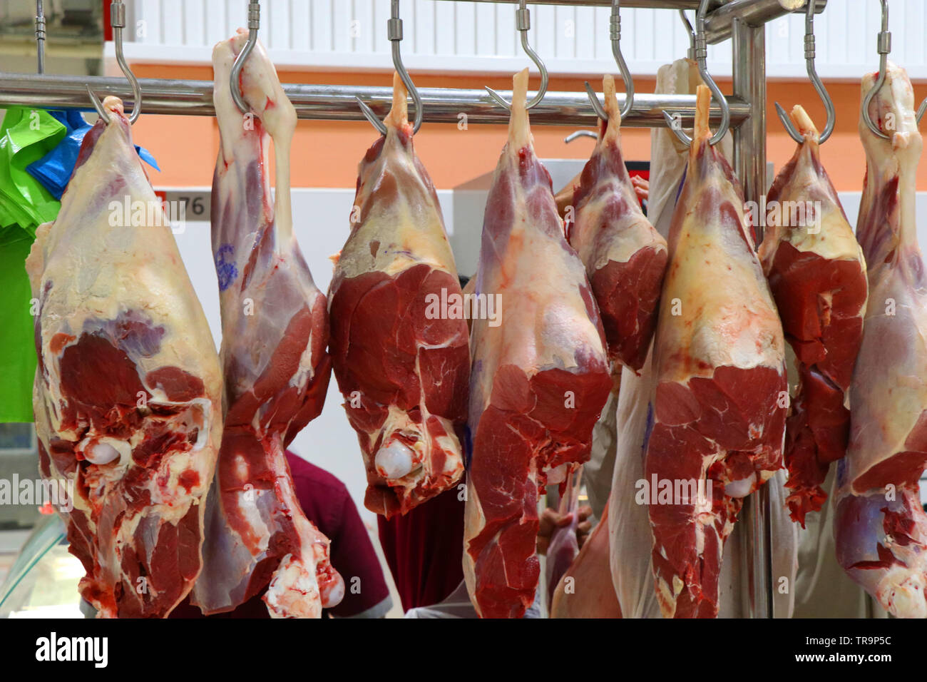 Macelleria con impiccato salumi Foto Stock