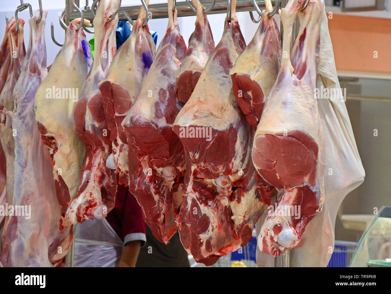 Macelleria con impiccato salumi Foto Stock