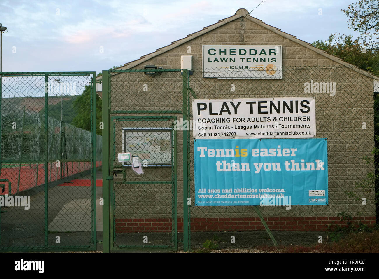 Maggio 2019 - Formaggio Cheddar tennis club edificio e segni Foto Stock