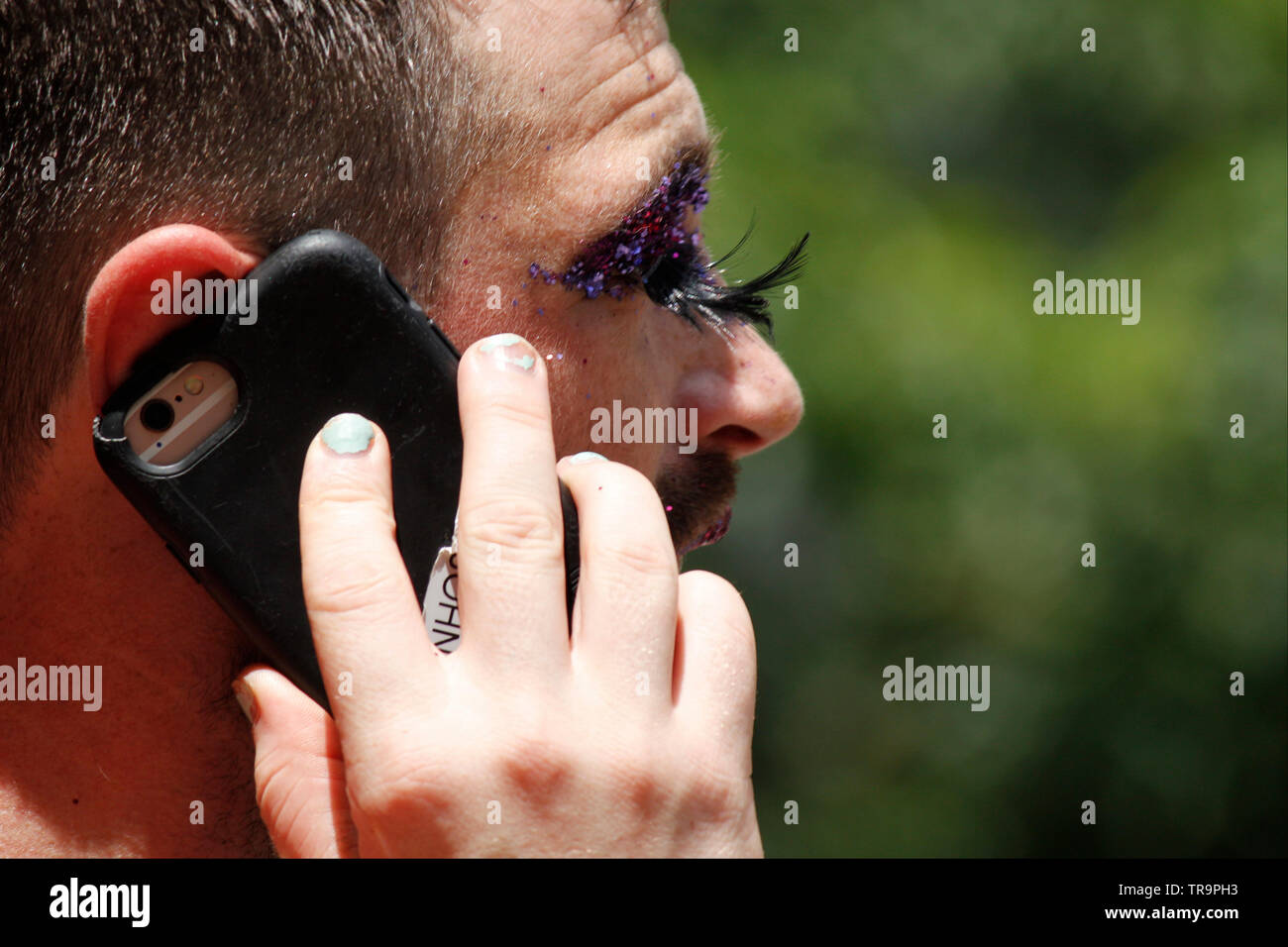 Philadelphia, PA, Stati Uniti d'America - 31 Maggio 2019: maschio nel trascinare i colloqui sul suo telefono cellulare. Foto Stock