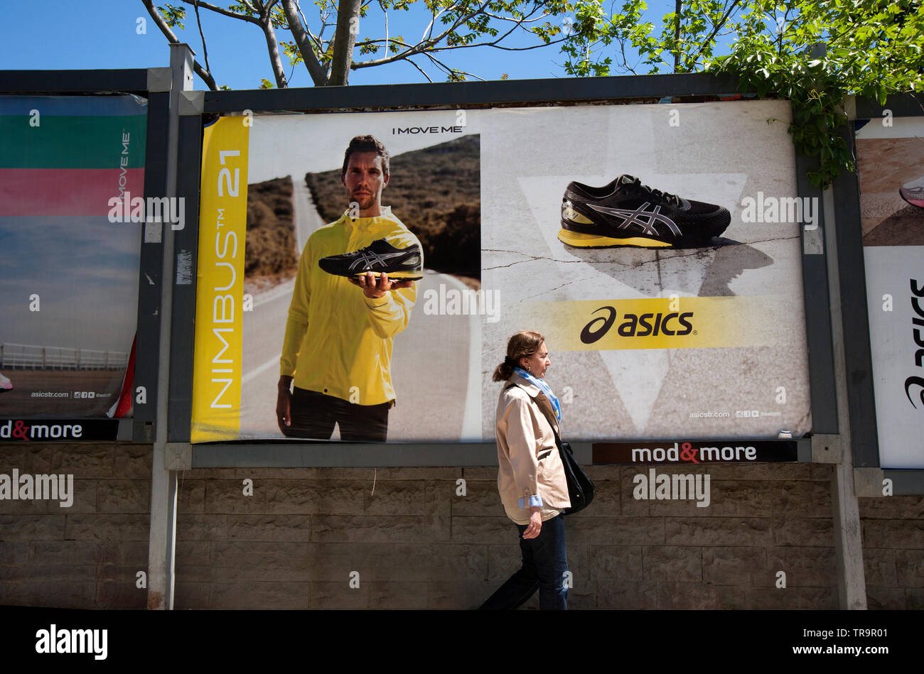 Pubblicità esterna poster per Oasics calzature sportive nelle strade di Istanbull, Turchia Foto Stock