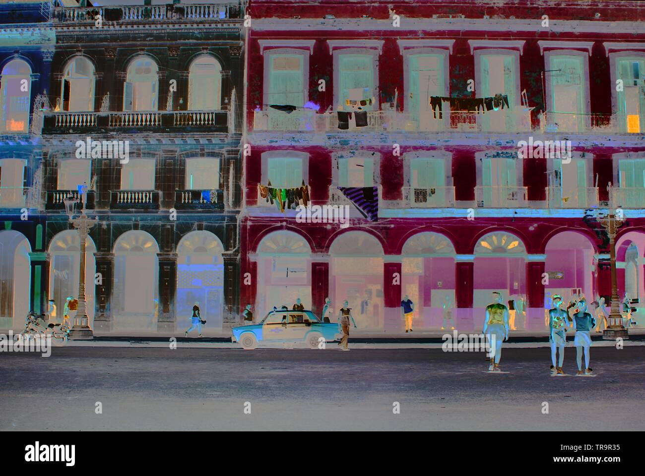 Le strade e gli edifici nel centro della città di Havana, Cuba. Color pastello aree residenziali di influenza Europea. Foto Stock