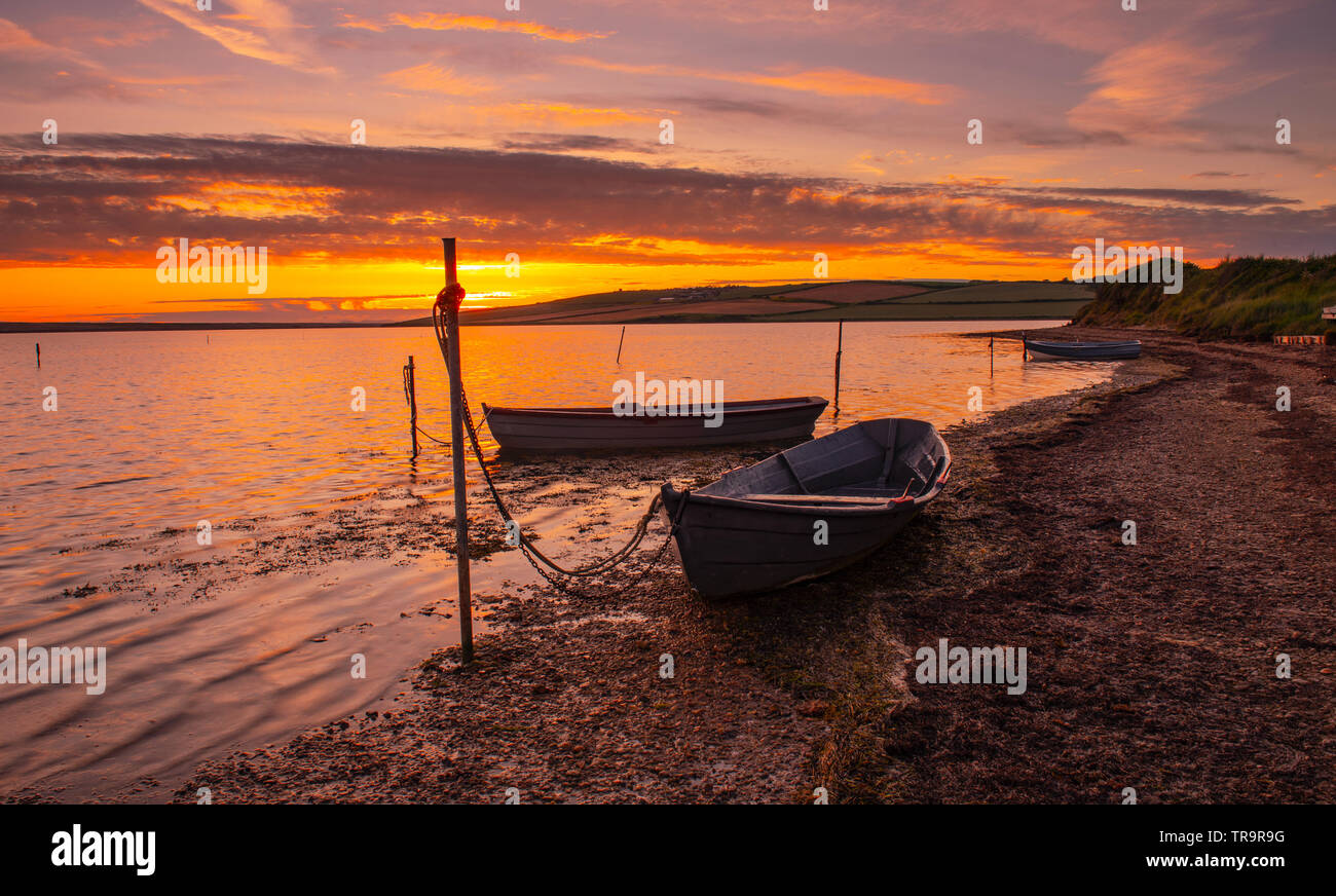 Est Flotta, Dorset, Regno Unito. Il 31 maggio 2019. Regno Unito: Meteo bel tramonto colori sopra la laguna della flotta l'ultimo giorno di primavera. Credito: Celia McMahon/Alamy Live News. Foto Stock
