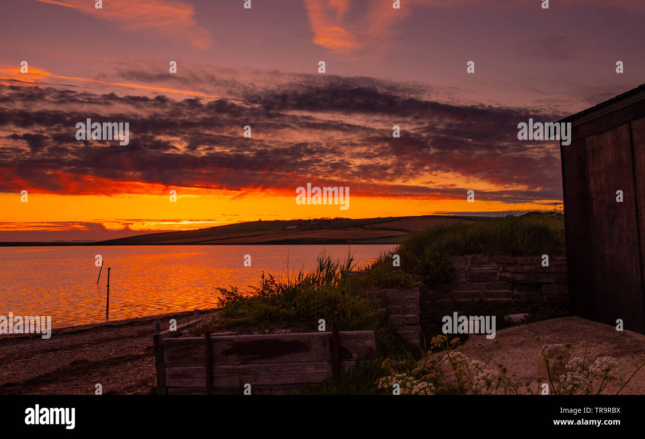 Est Flotta, Dorset, Regno Unito. Il 31 maggio 2019. Regno Unito: Meteo bel tramonto colori sopra la laguna della flotta l'ultimo giorno di primavera. Credito: Celia McMahon/Alamy Live News. Foto Stock