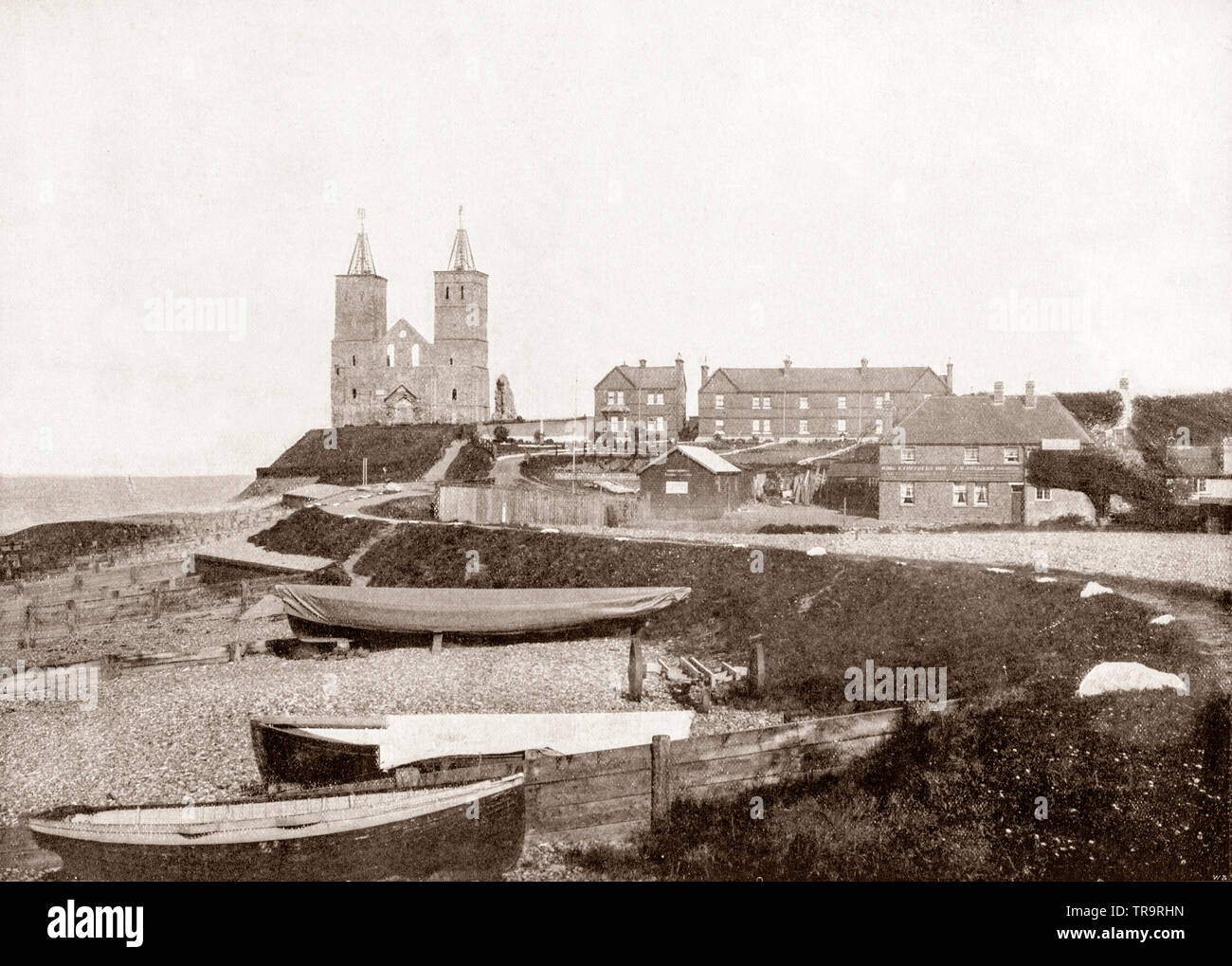 Un XIX SECOLO VISTA DEL Reculver torri e spiaggia Reculver è un villaggio e resort costiero di circa 3 miglia (5 km a est di Herne Bay in Kent, sud-est dell'Inghilterra, il villaggio è stato in gran parte abbandonato alla fine del XVIII secolo e la maggior parte della chiesa fu demolito nei primi anni del XIX secolo. Proteggere le rovine e il resto di Reculver da erosione è stata ed è una sfida continua. Foto Stock