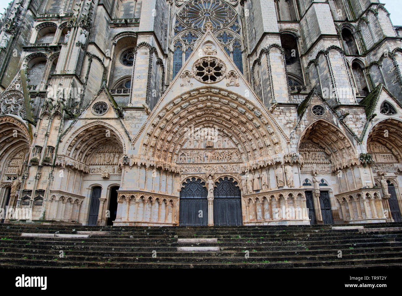 La cattedrale di Bourges è una chiesa cattolica romana situato a Bourges, Francia. È nel romanico e gotico stili architettonici. Foto Stock