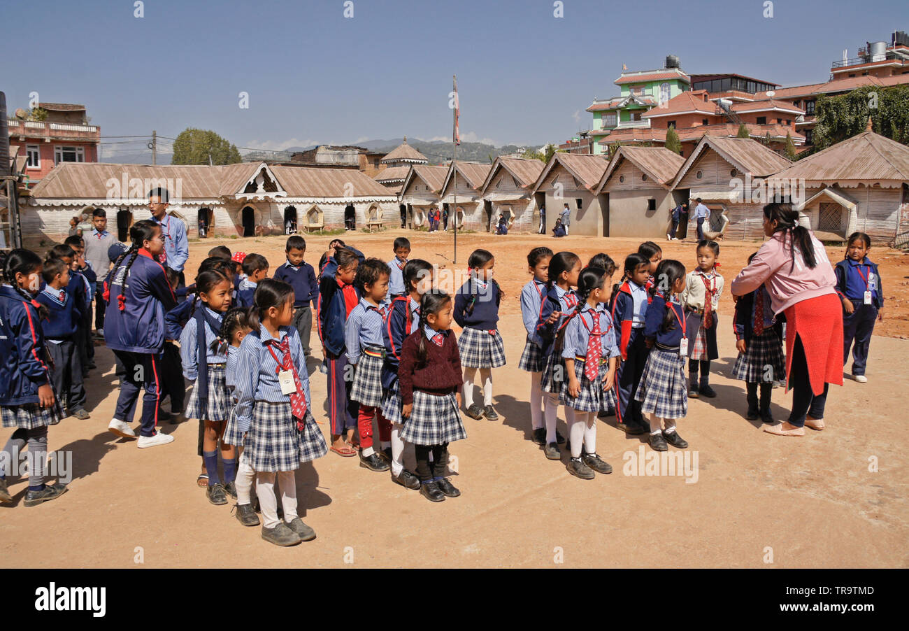 Gli studenti nella scuola di assemblaggio uniforme per motivi di Samata Scuola di bambù, Bhaktapur, Valle di Kathmandu, Nepal Foto Stock