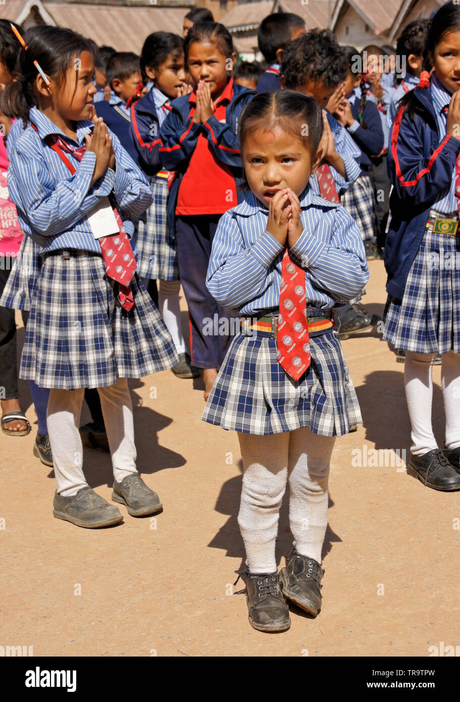 Un gruppo di giovani studenti di scuola uniforme in corrispondenza di Samata Scuola di bambù, Bhaktapur, Valle di Kathmandu, Nepal Foto Stock