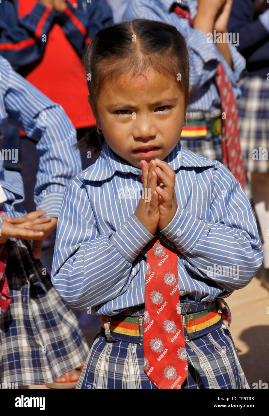 Ritratto di giovane ragazza in uniforme scolastica a Samata Scuola di bambù, Bhaktapur, Valle di Kathmandu, Nepal Foto Stock