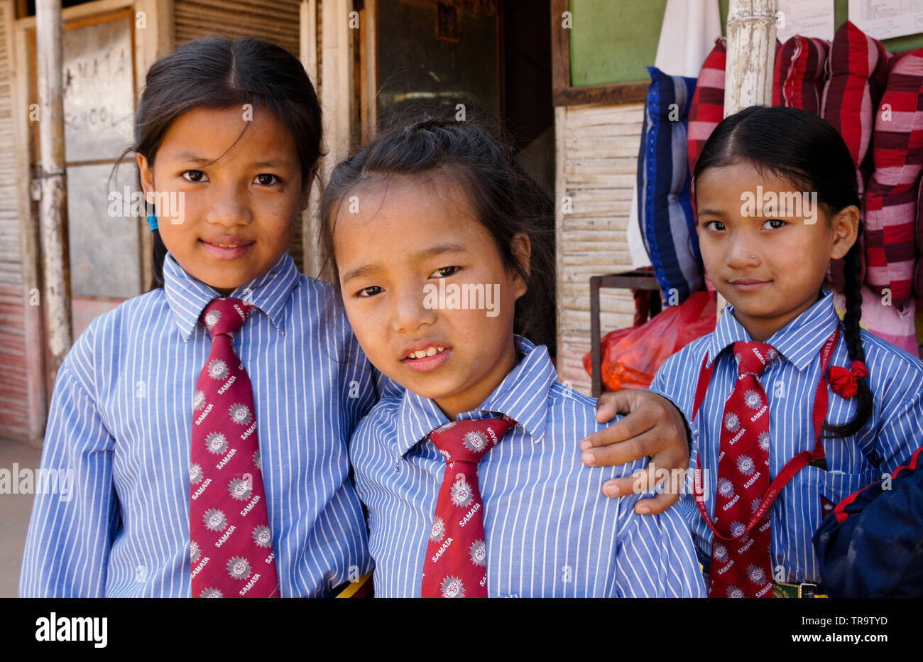 Tre giovani ragazze nelle scuole uniforme in corrispondenza di Samata Scuola di bambù, Bhaktapur, Valle di Kathmandu, Nepal Foto Stock