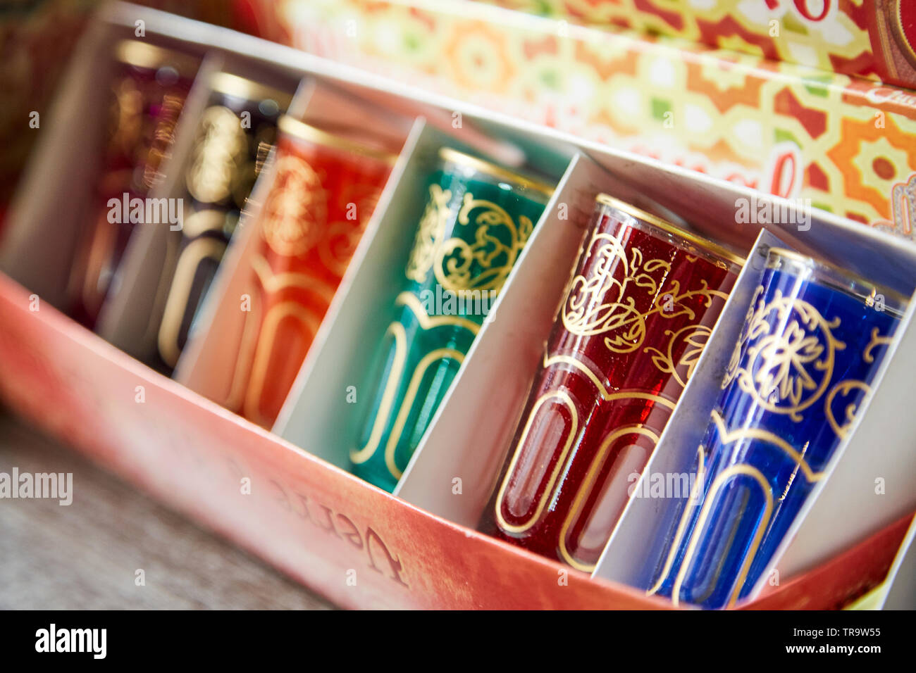 Articoli di vetro colorato decorato con vernice dorata in stile moresco nel mercato in Andalusia, Spagna. Foto Stock