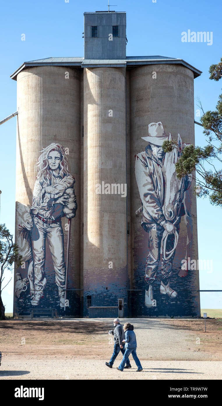 Silo Art Trail, Victoria Australia. Vari silos di grano che hanno avuto murales dipinti su di loro da artisti leader sono diventati attrazioni turistiche. Foto Stock