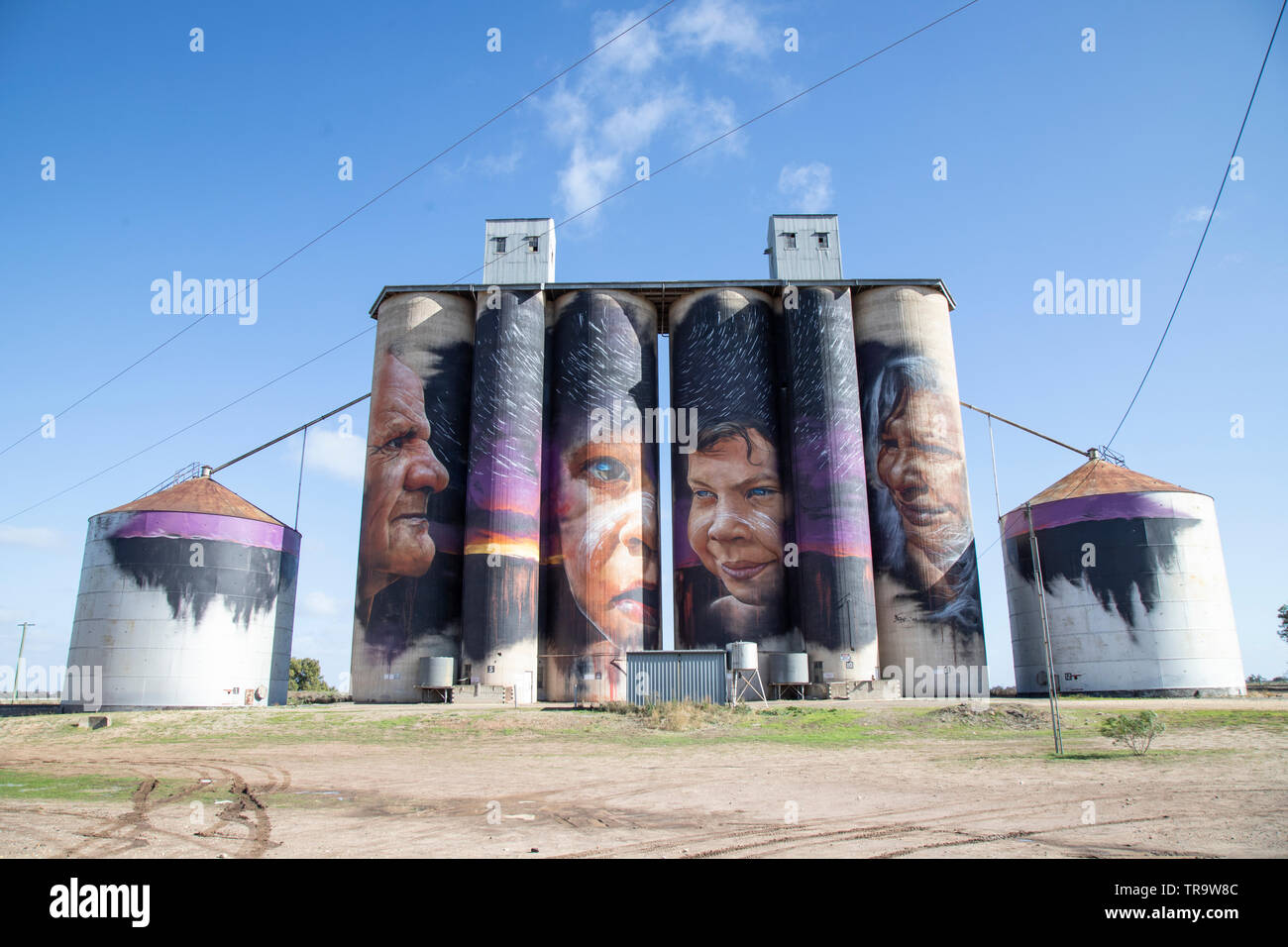 Silo Art Trail, Victoria Australia. Vari silos di grano che hanno avuto murales dipinti su di loro da artisti leader sono diventati attrazioni turistiche. Foto Stock