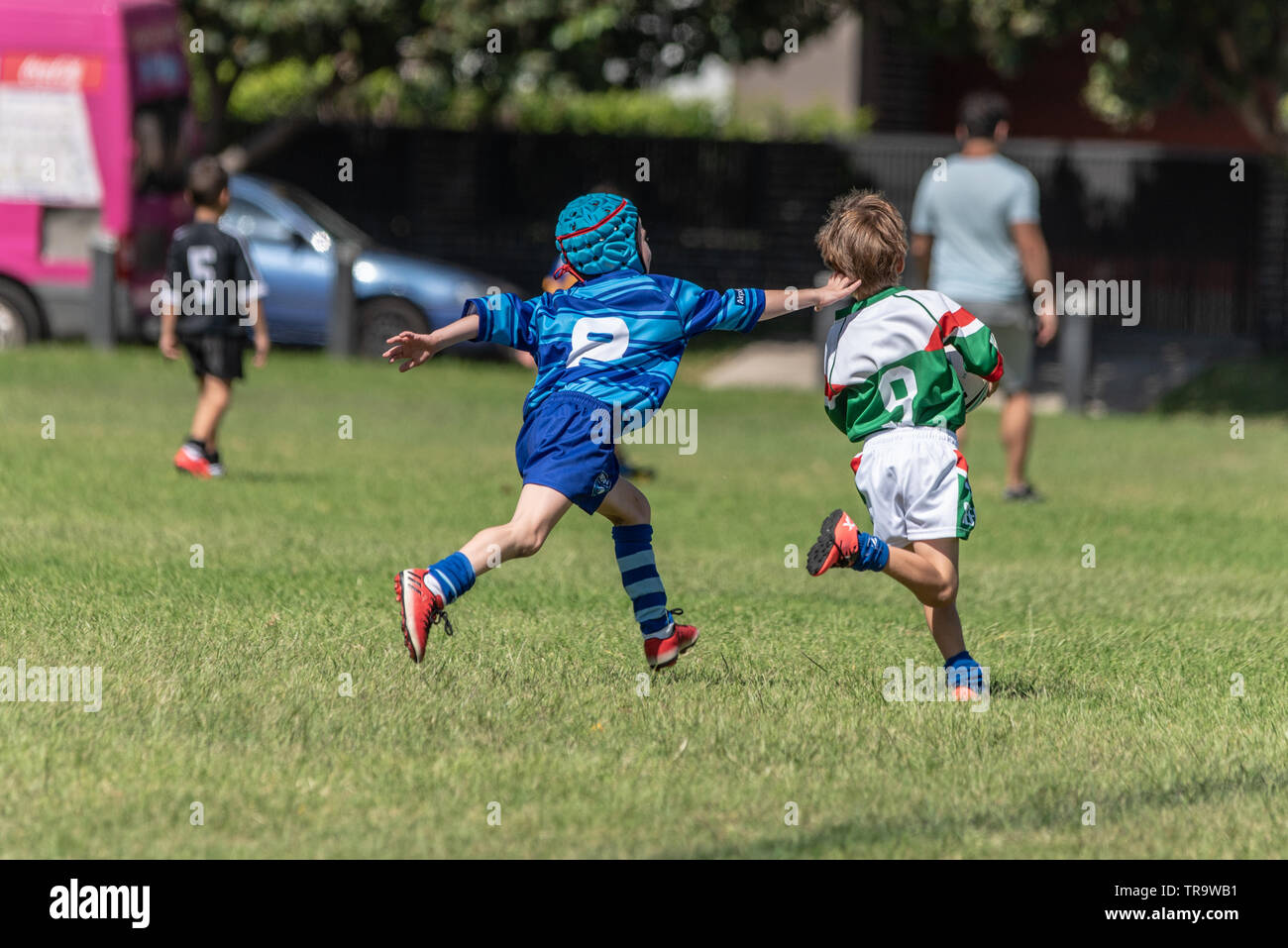 Australian Football gioco bacio la riproduzione di affrontare ogni altro Foto Stock