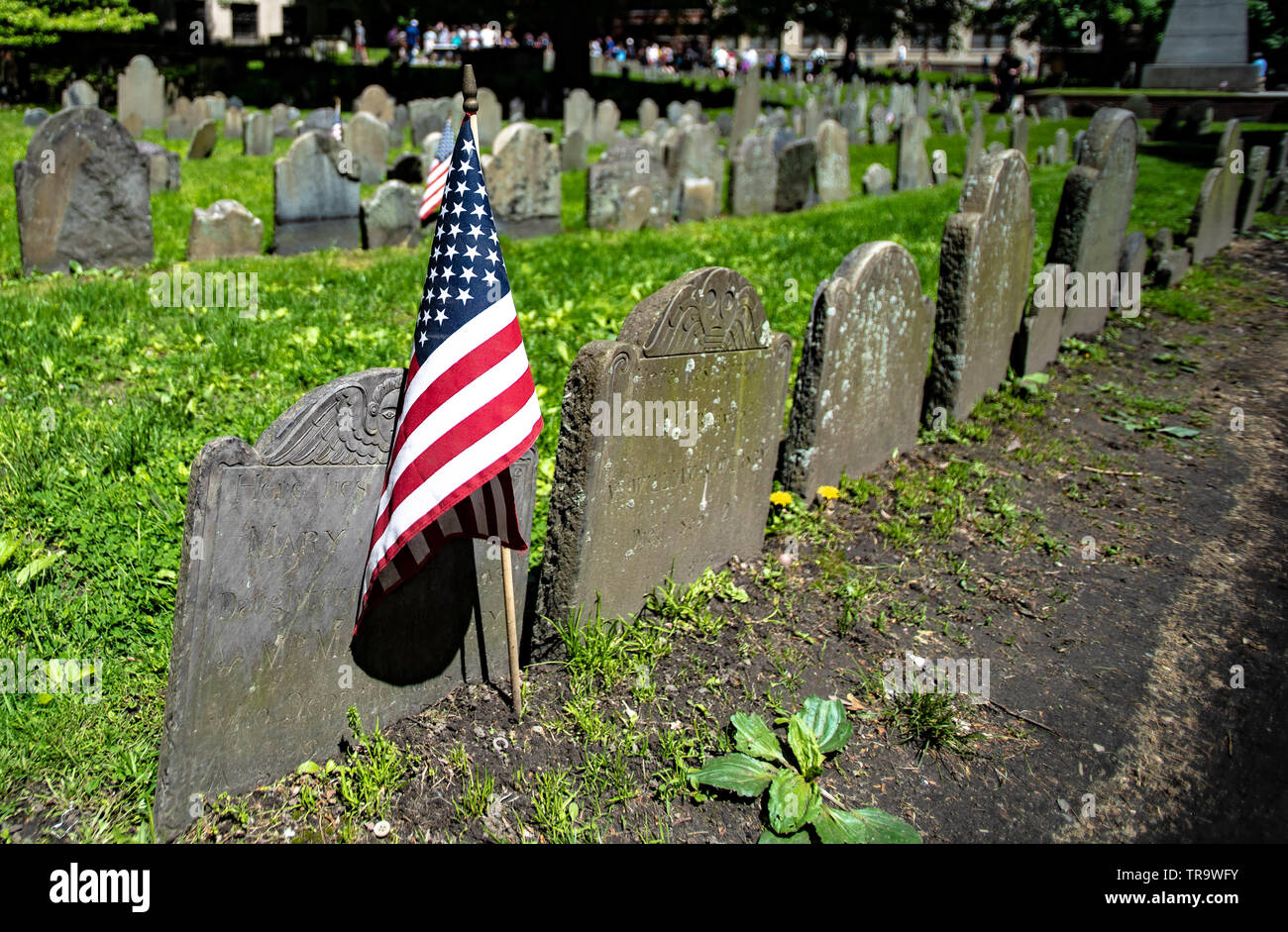 Granaio storico cimitero e Paul Revere's grave con bandiera americana del Memorial Day. Foto Stock