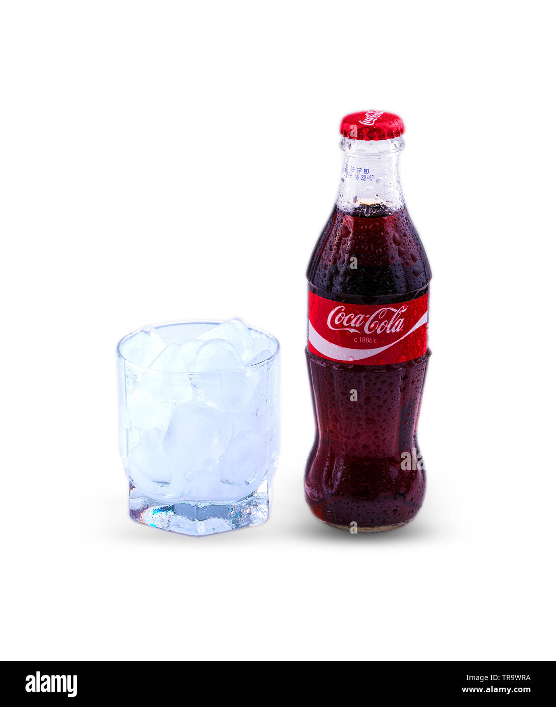 Chisinau in Moldova - Aprile 03, 2017: Classic Bottiglia di Coca Cola con  vetro e cubetti di ghiaccio su sfondo bianco Foto stock - Alamy