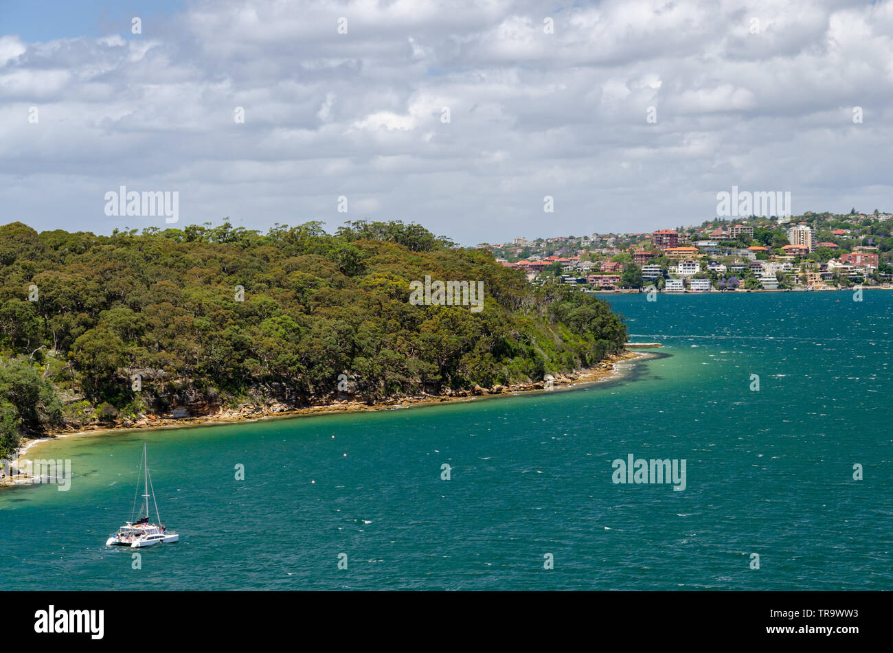 Bella taylors bay area con una barca catamarano Foto Stock