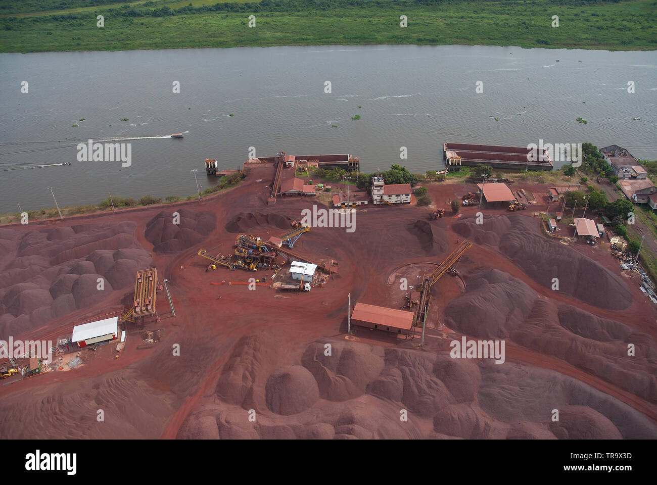 Rio Paraguay - il minerale di ferro di terminale di carico sul fiume Paraguay nella regione di Corumbá, Mato Grosso do Sul. Foto Stock