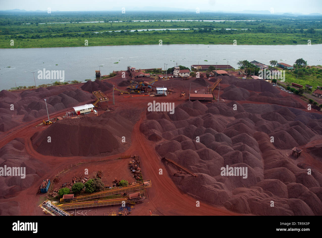 Rio Paraguay - il minerale di ferro di terminale di carico sul fiume Paraguay nella regione di Corumbá, Mato Grosso do Sul. Foto Stock