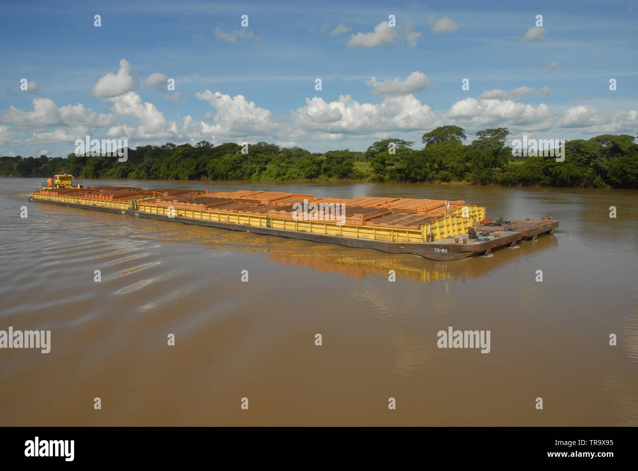 Sao Simao, 22 giugno 2006. Chiatta di soia che naviga lungo il corso d'acqua Tiete - Parana, nello stato di Goias, Brasile Foto Stock